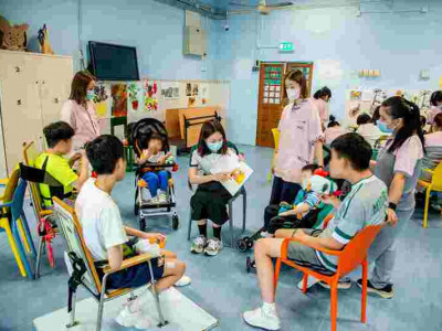 澳娛綜合向澳門希望之源協會及澳門明愛主教山兒童中心送贈童書