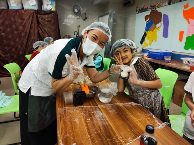 澳娛綜合義工協助特奧學員親子製作月餅