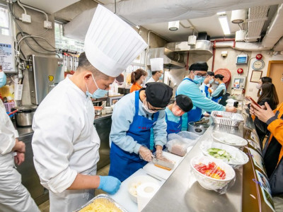 新葡京廚師團隊為心明治小食店學員作專業示範
