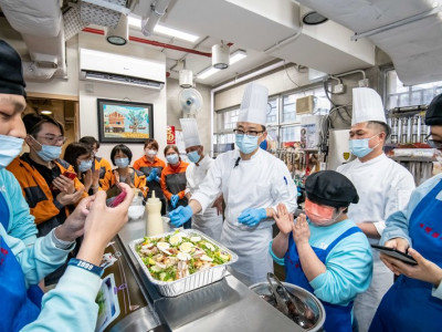 新葡京廚師團隊為心明治小食店學員作專業示範