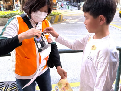 澳娛綜合義工參加2025「澳門饑饉」慈善賣旗 讓關愛精神在澳門發光發亮