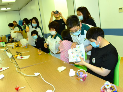 澳娛綜合義工與特奧學員合作製作環保小手工 促傷健共融 發揚企業關愛精神