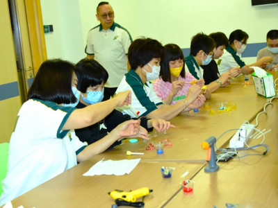 澳娛綜合義工與特奧學員合作製作環保小手工 促傷健共融 發揚企業關愛精神