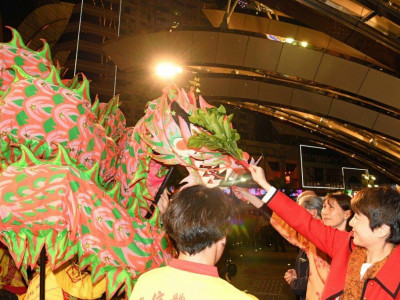澳博彩龍醒獅送豬迎鼠