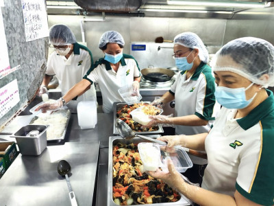 SJM Volunteers Distribute Food at the “Community Canteen Act...