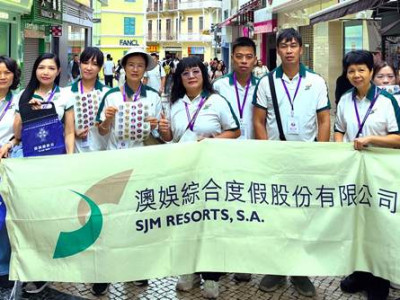 澳娛綜合參加「全澳賣旗籌款活動」